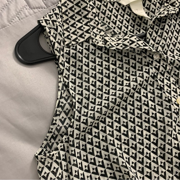 H&M Black & White geometric print hi-low sheer sleeveless button-down. Size 2 - Picture 9 of 15